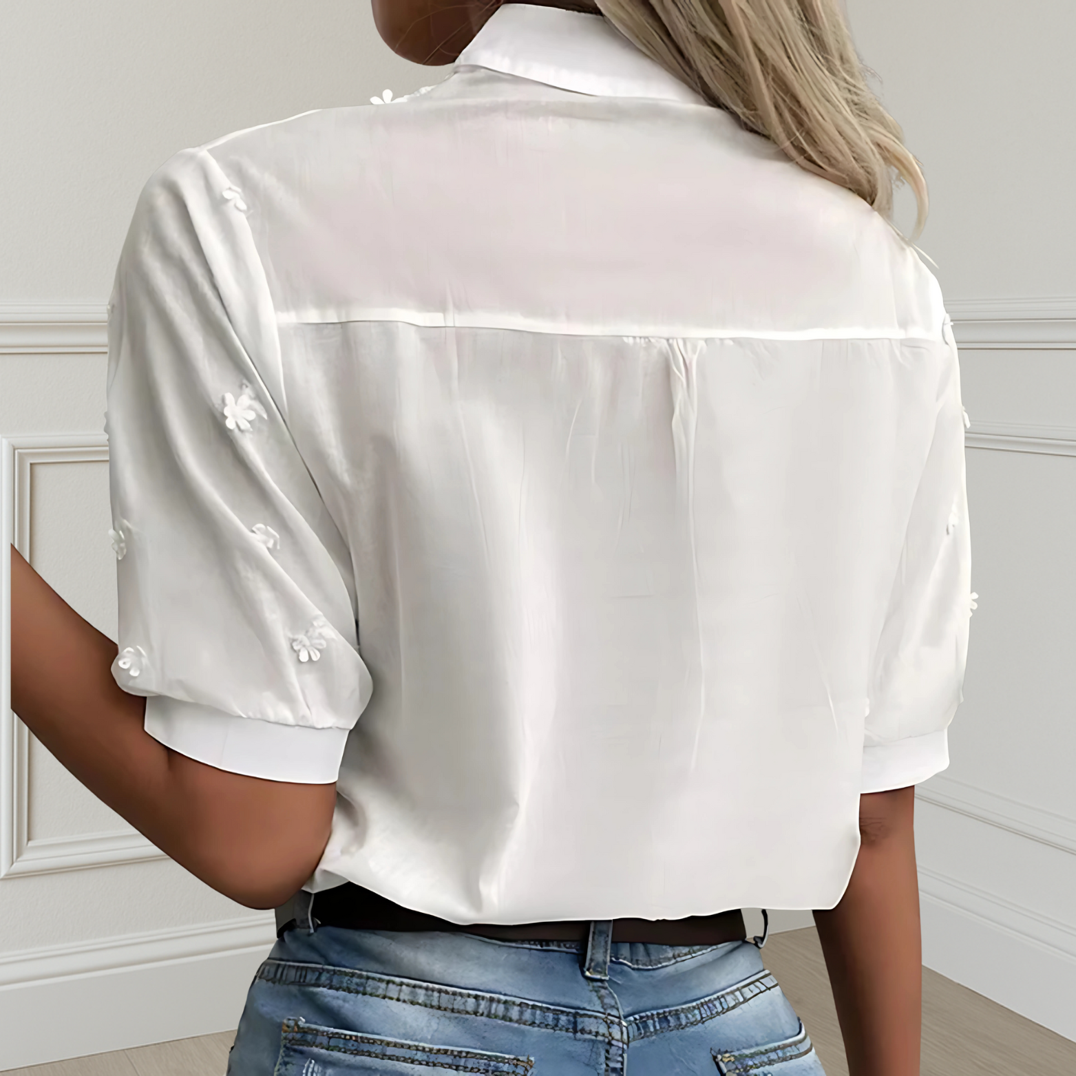 Damesblouse met opstaande graag, borduursel en halflange mouwen