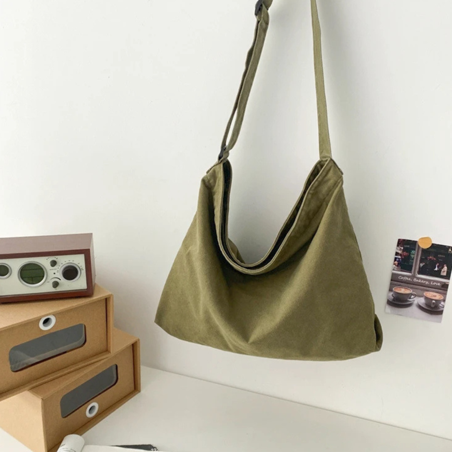 Canvas schoudertas met verstelbare riem en ruime inhoud
