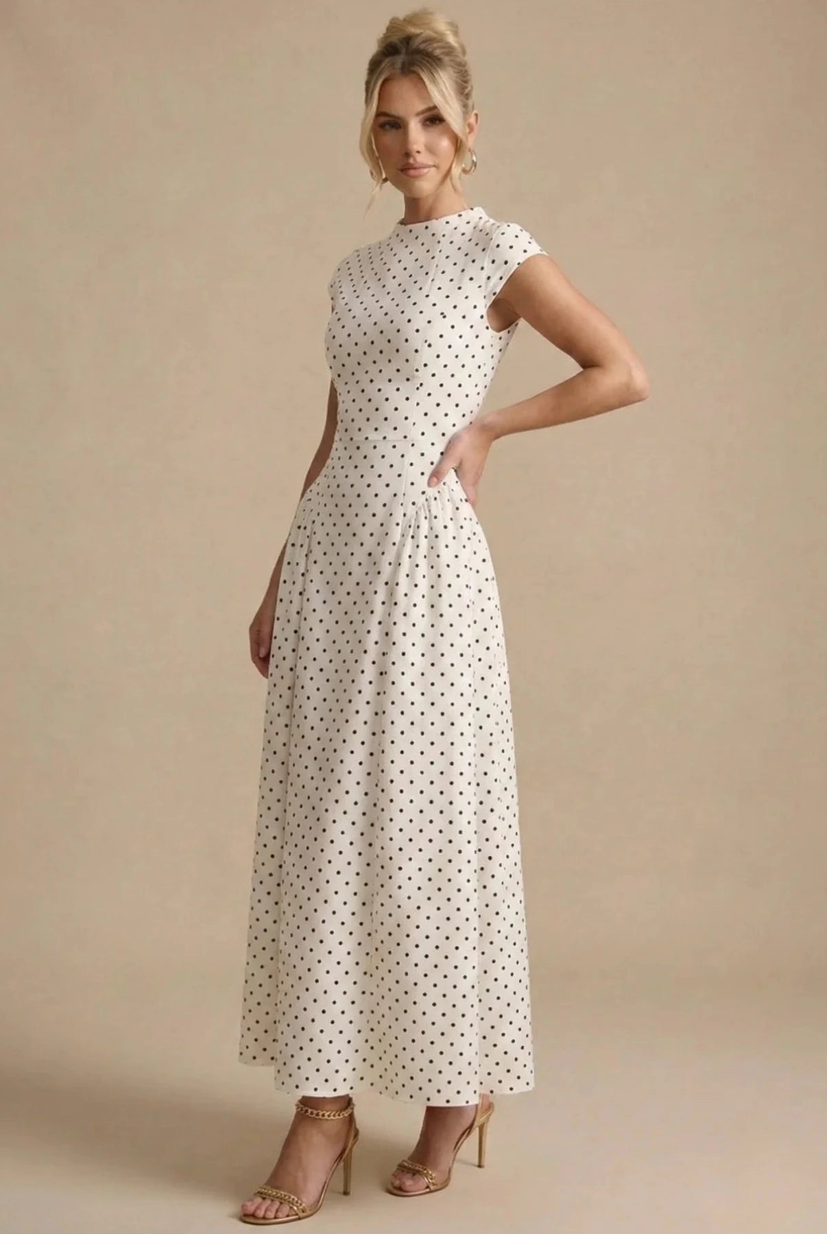 Maxi Jurk met Stippenprint en Hoge Hals