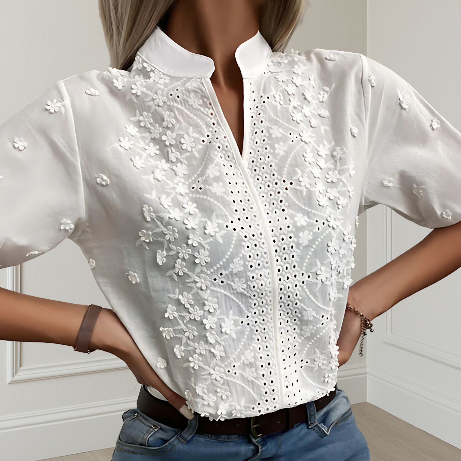 Damesblouse met opstaande graag, borduursel en halflange mouwen