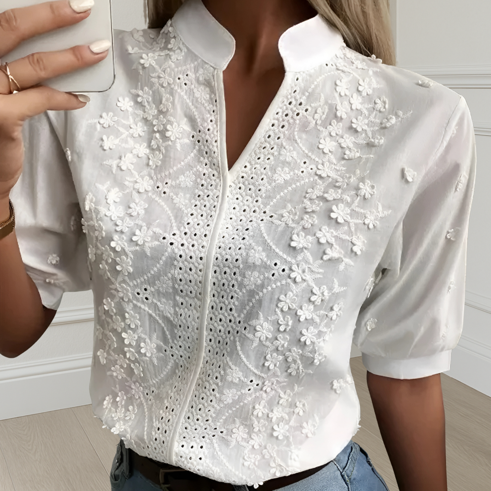 Damesblouse met opstaande graag, borduursel en halflange mouwen