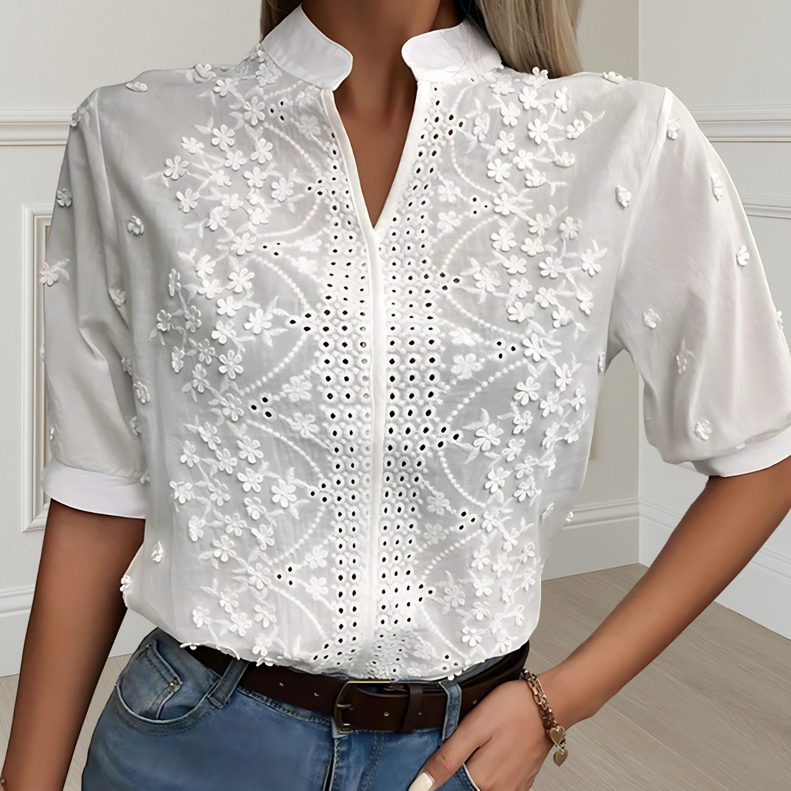 Damesblouse met opstaande graag, borduursel en halflange mouwen