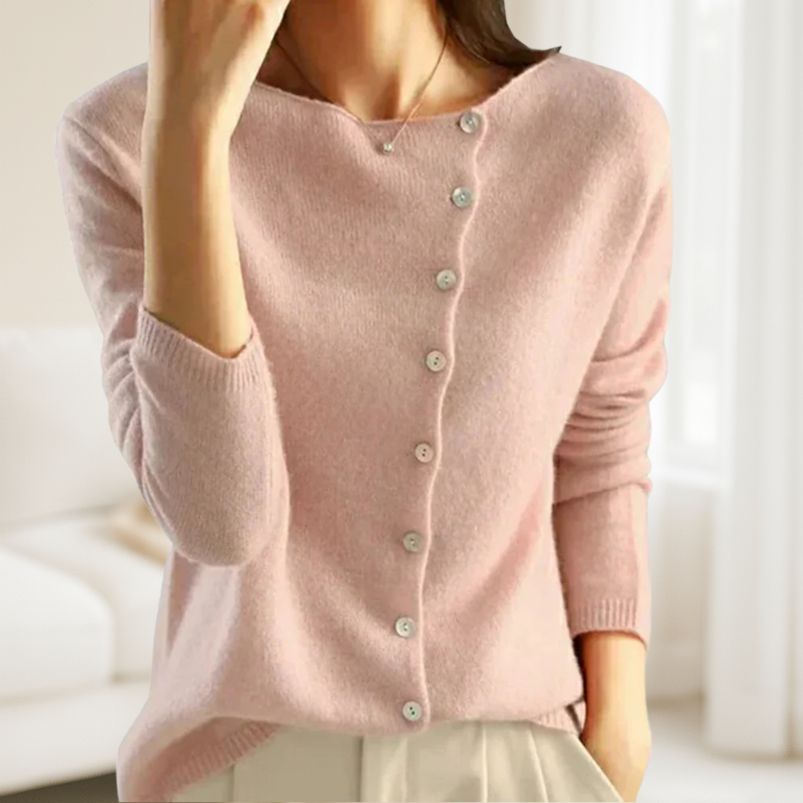 Trui met asymmetrische knoopsluiting