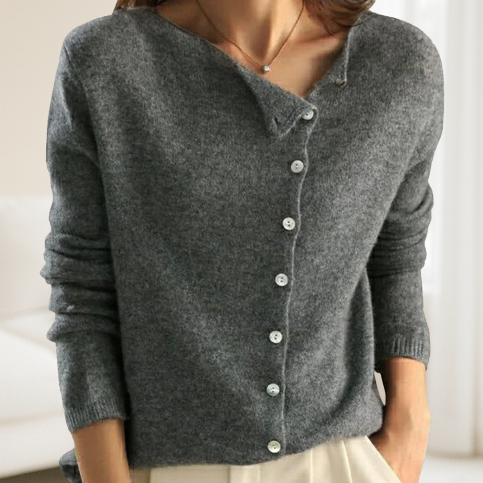 Trui met asymmetrische knoopsluiting