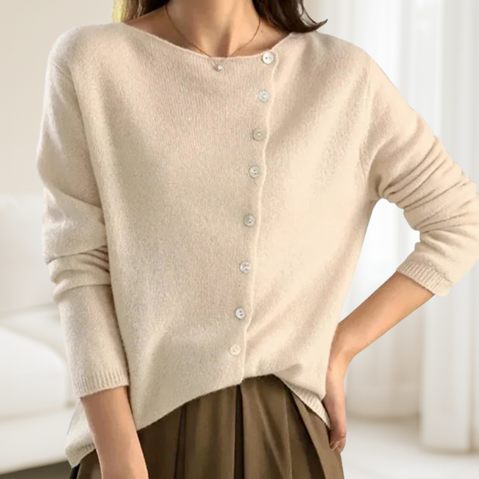 Trui met asymmetrische knoopsluiting