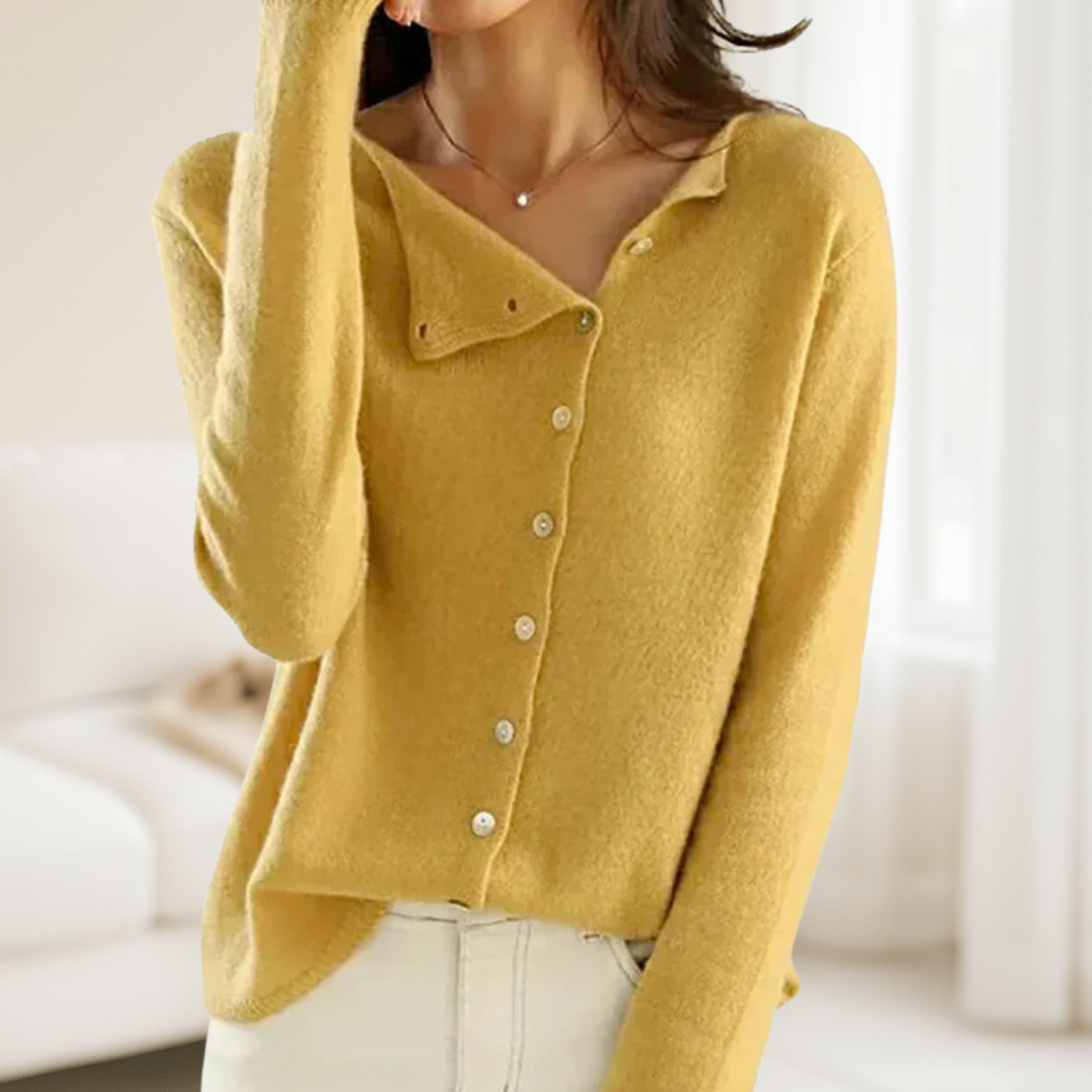 Trui met asymmetrische knoopsluiting