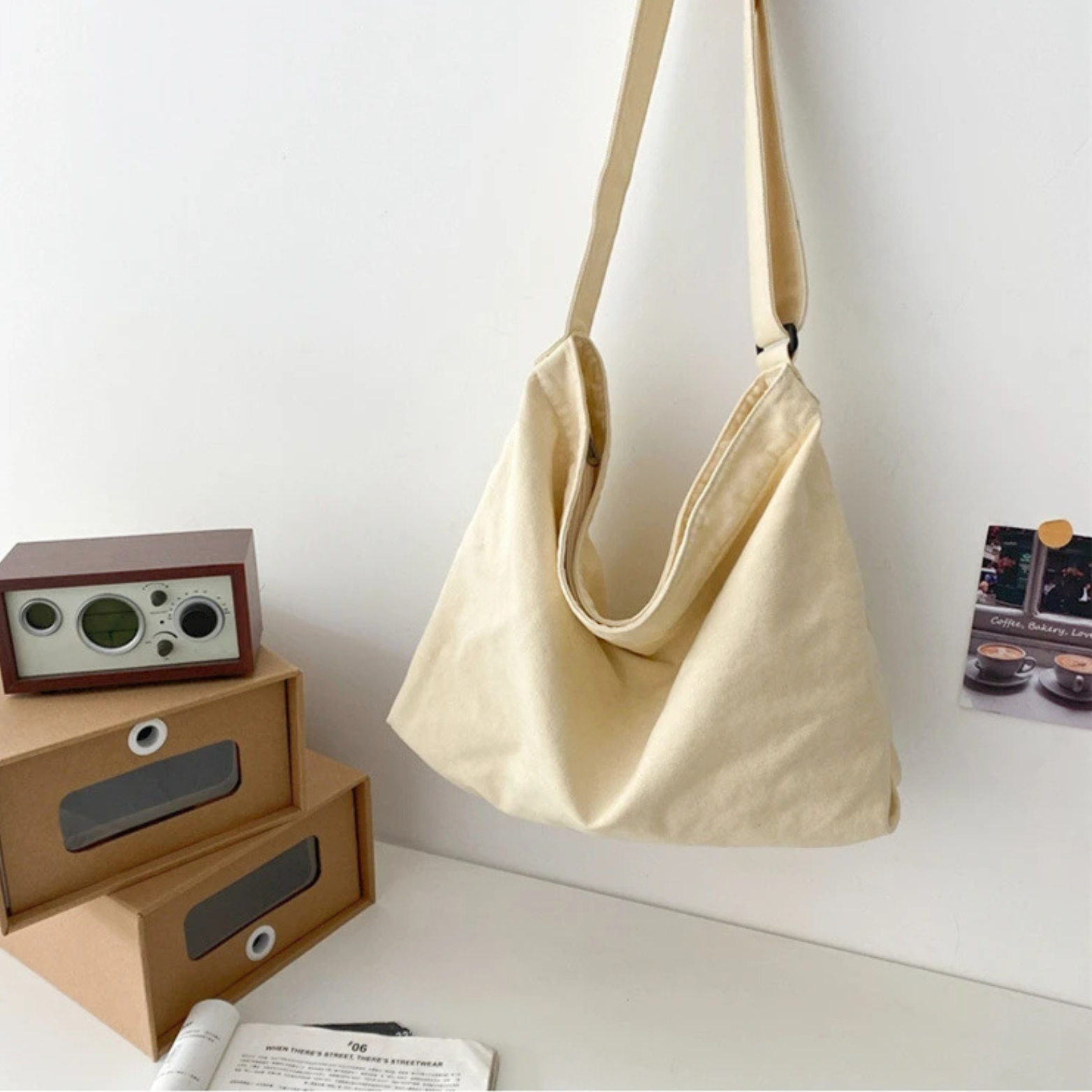 Canvas schoudertas met verstelbare riem en ruime inhoud