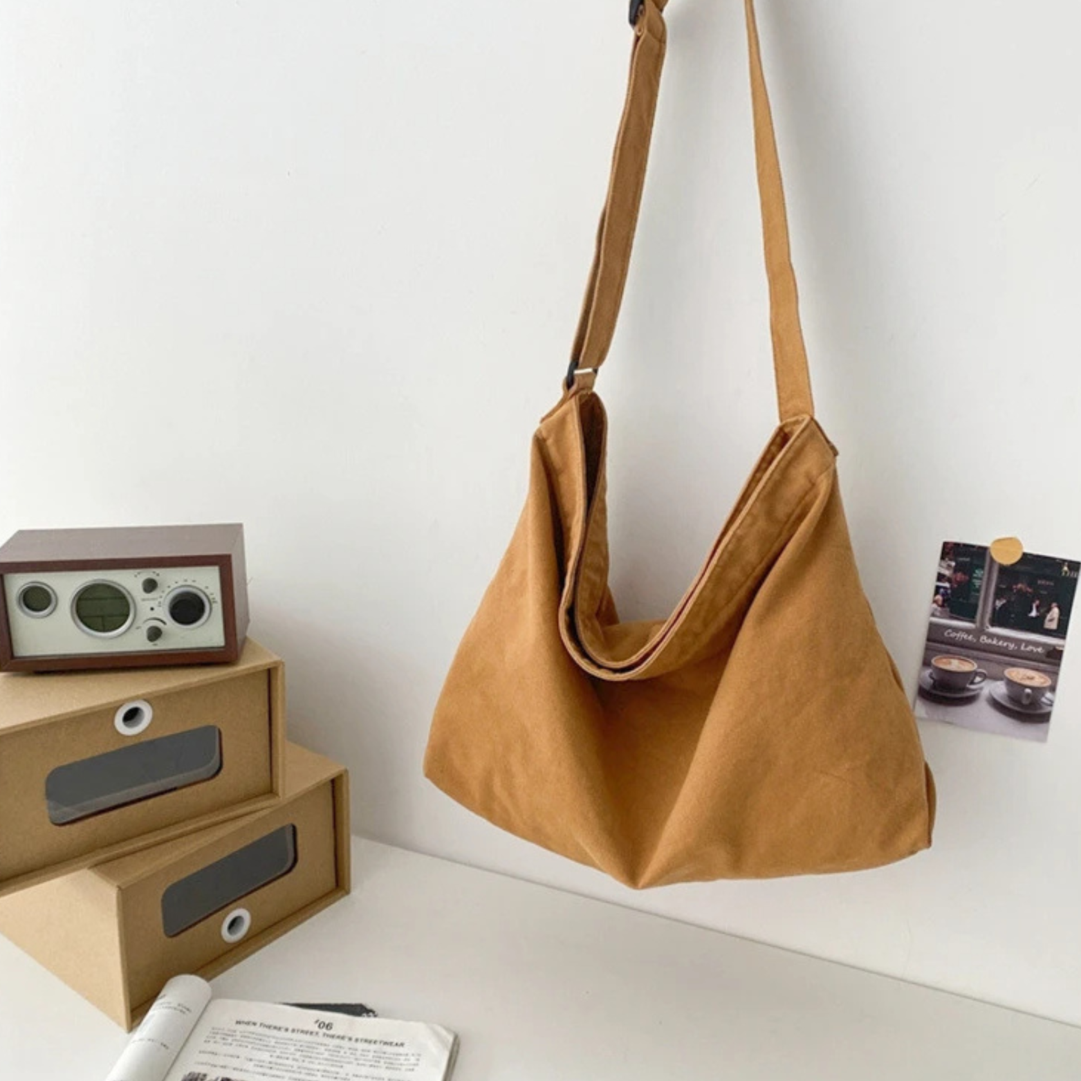 Canvas schoudertas met verstelbare riem en ruime inhoud