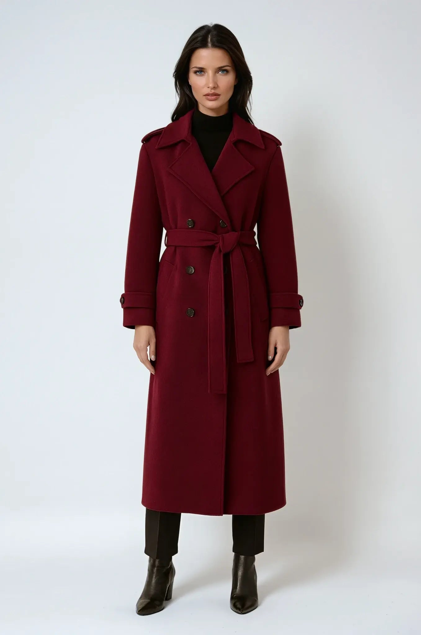 Lange dames winterjas met ceintuur en dubbele knopenrij