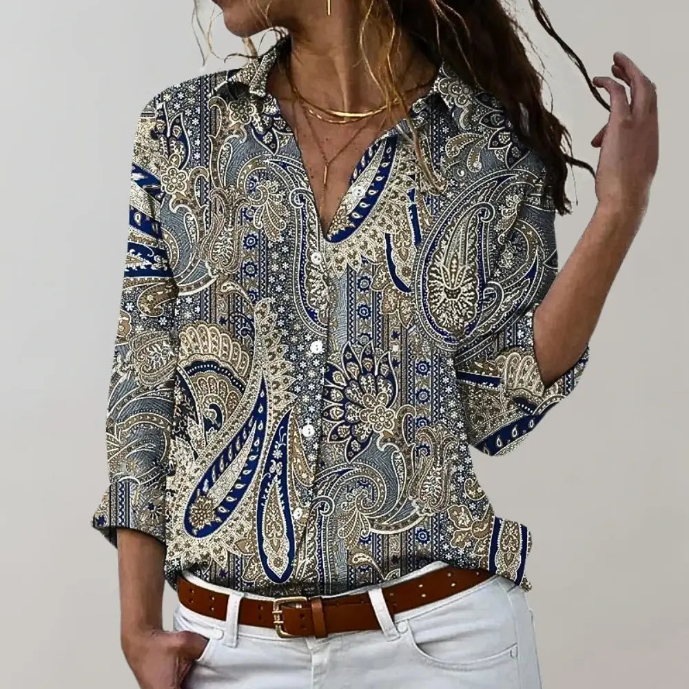 Noelle damesblouse met blauwe paisley print, V-hals en knoopsluiting – Norova