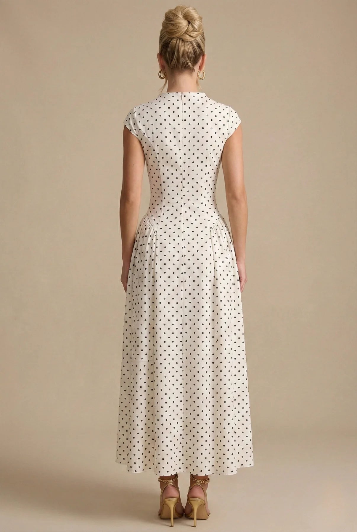 Maxi Jurk met Stippenprint en Hoge Hals