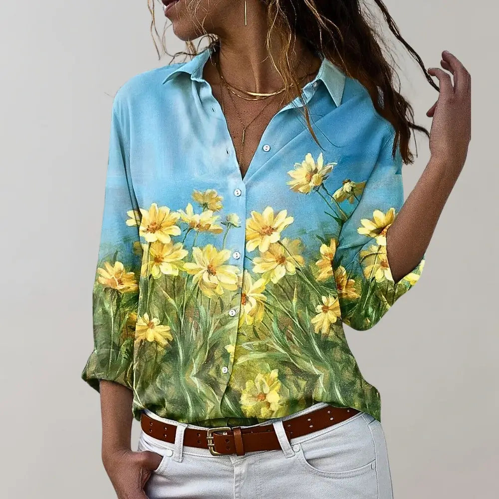 Lichtblauwe damesblouse met margriet bloemenprint en casual fit – Norova
