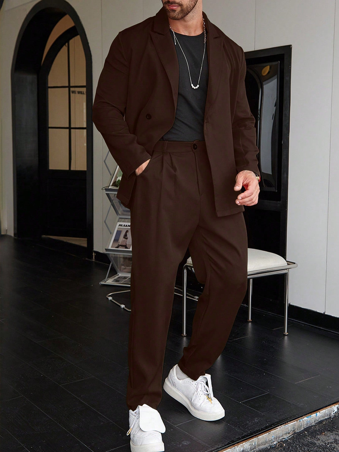 Tweedelig slim fit herenpak met peak lapel en pantalon